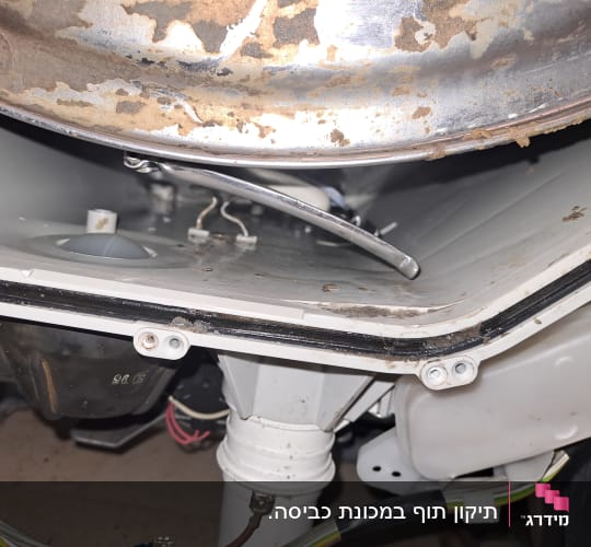 חלקים פנימיים של מכשיר חשמלי עם חוטים וחיבורים